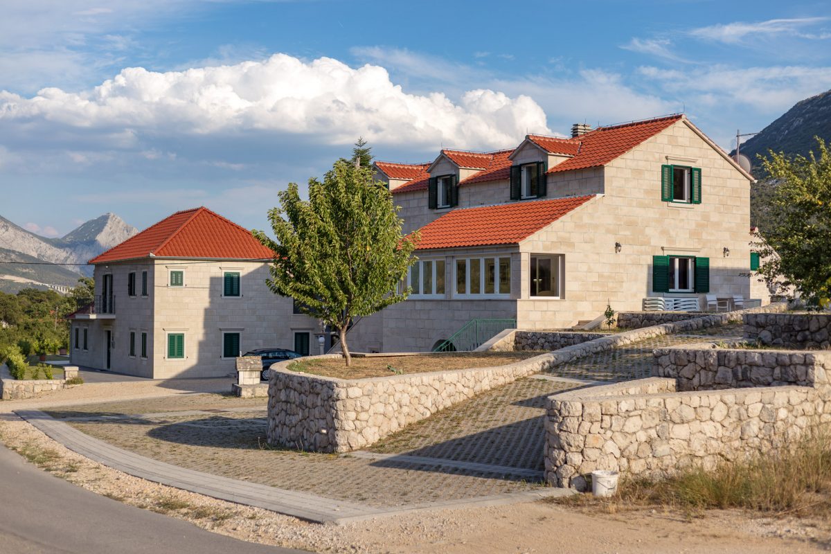 Side view on the Villa Roglic and its property